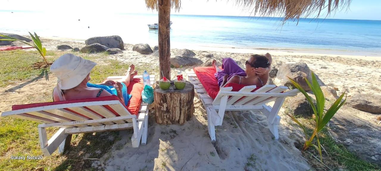 Paraiso Beach Hotel Brig Bay Buitenkant foto