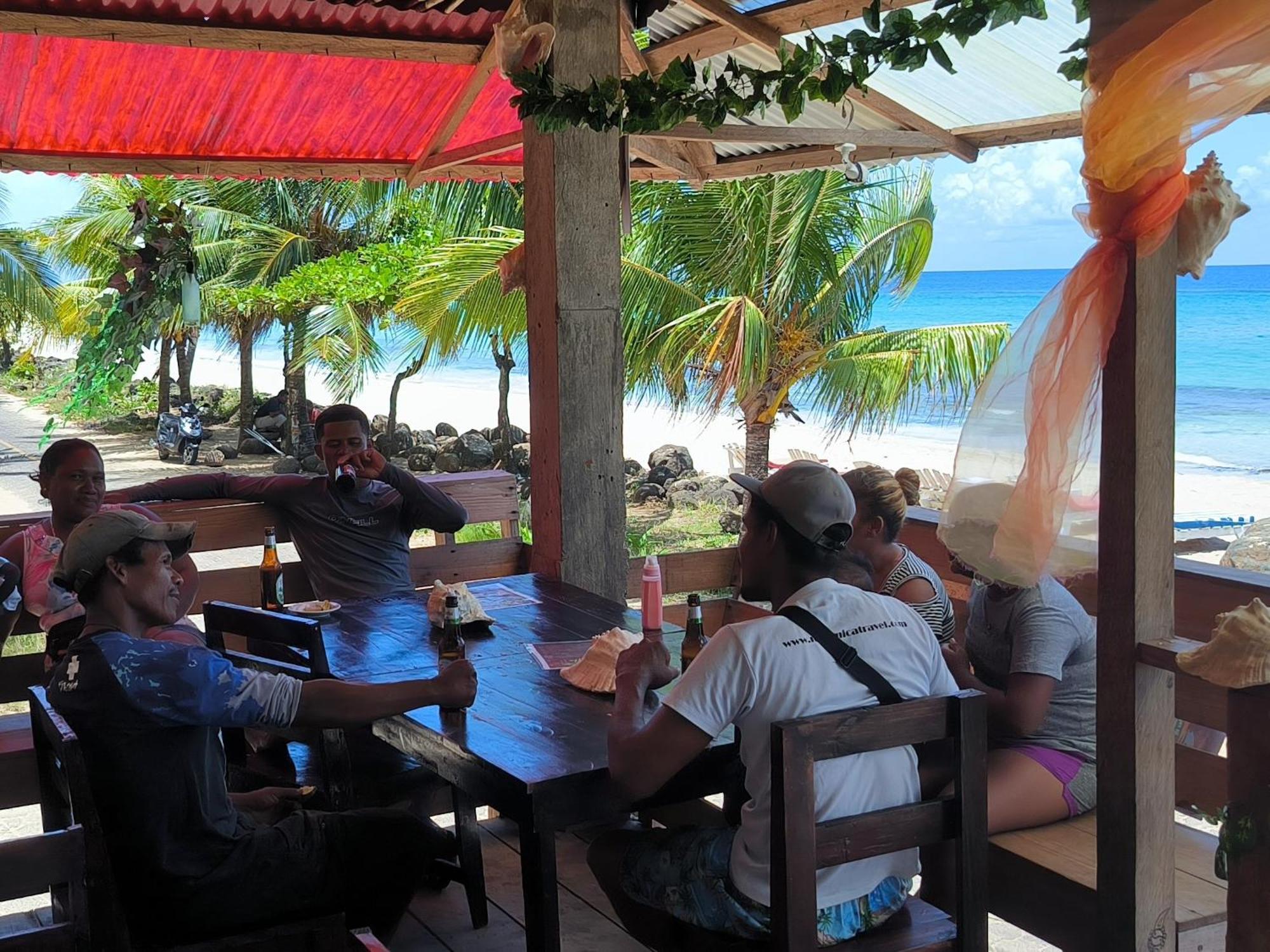 Paraiso Beach Hotel Brig Bay Buitenkant foto