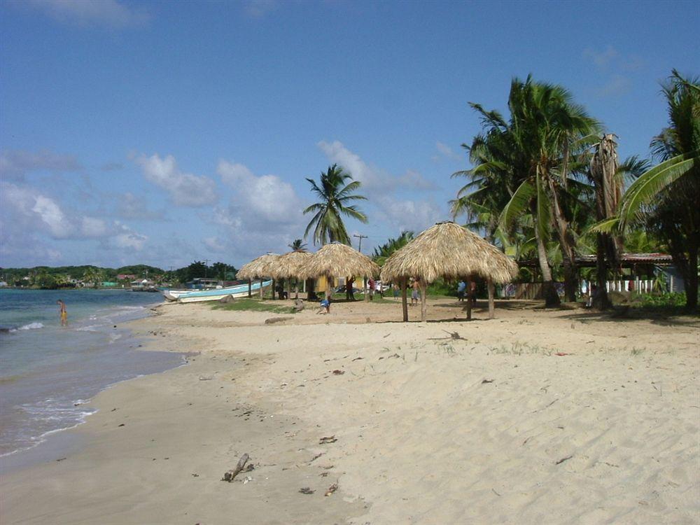 Paraiso Beach Hotel Brig Bay Buitenkant foto