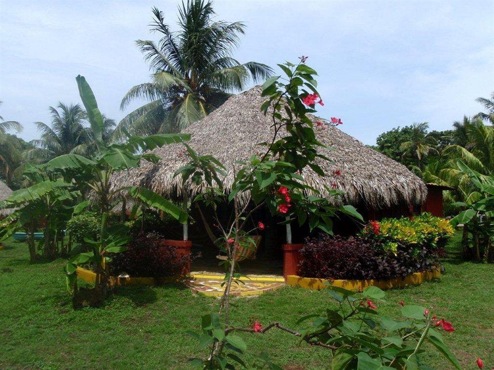 Paraiso Beach Hotel Brig Bay Buitenkant foto