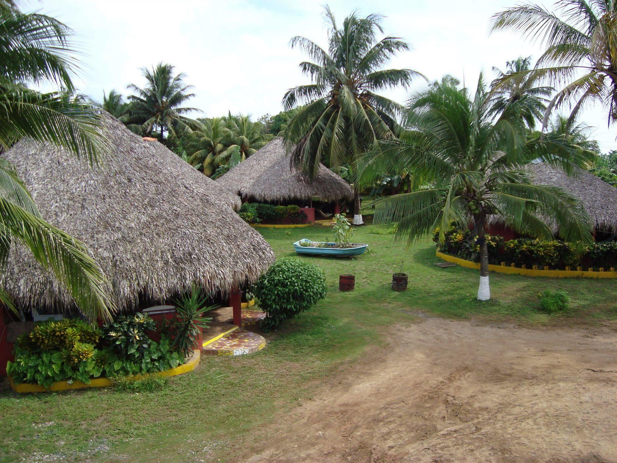 Paraiso Beach Hotel Brig Bay Buitenkant foto