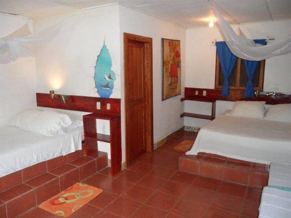 Paraiso Beach Hotel Brig Bay Buitenkant foto