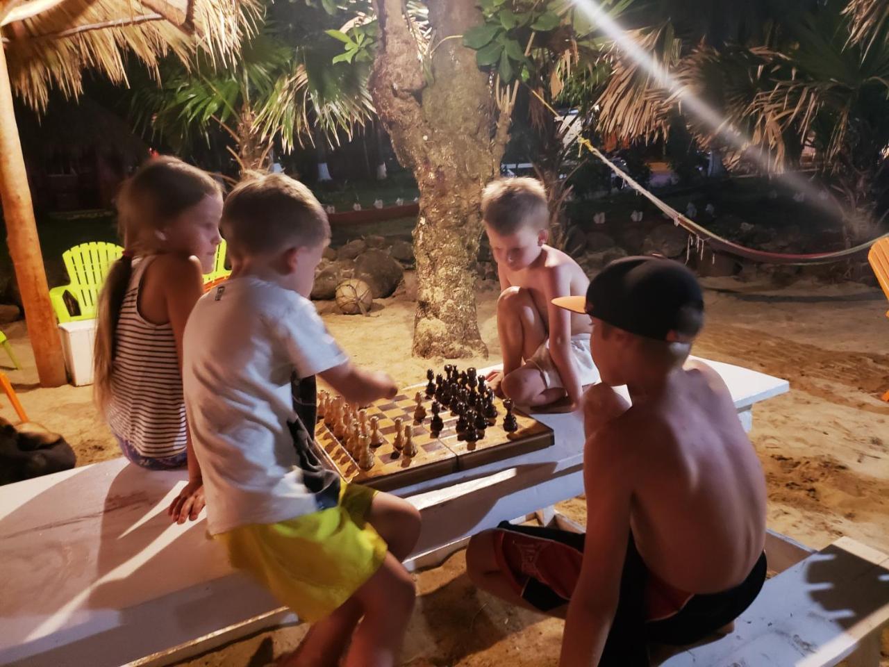 Paraiso Beach Hotel Brig Bay Buitenkant foto